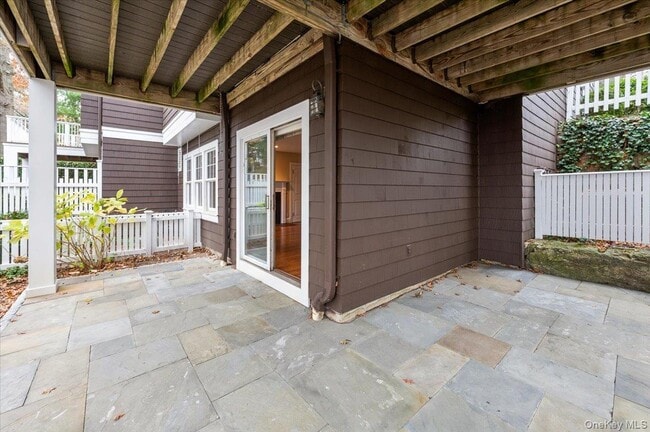 Building Photo - 10 Old Jackson Ave