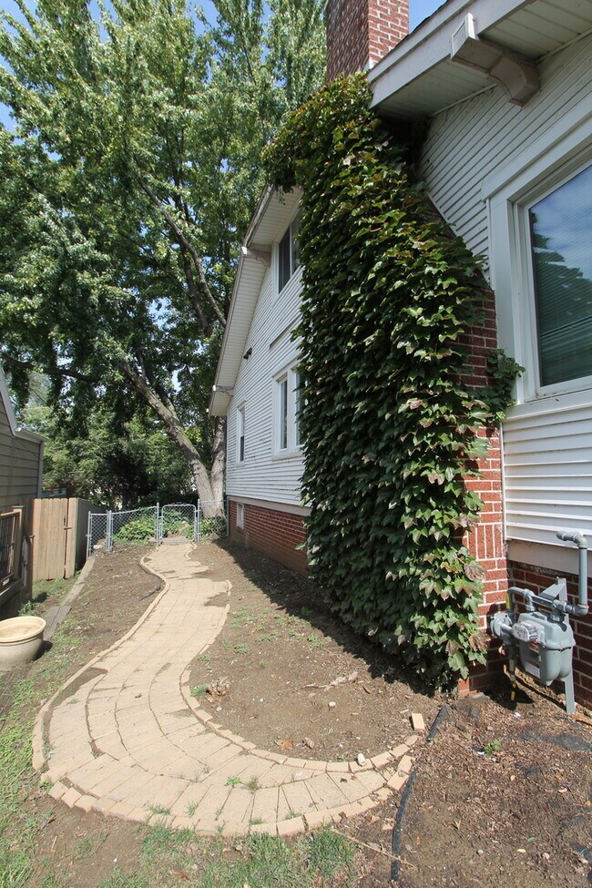 Building Photo - Dreamy 3 Bedroom house in Midtown