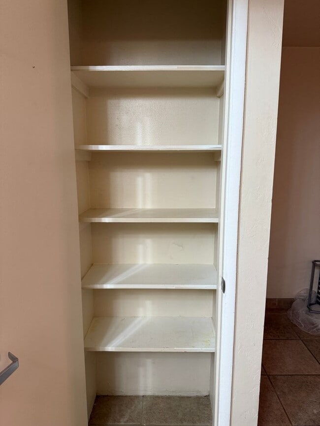 Building Photo - 1bd condo steps away from U of A, gated, A/C, Washer/Dryer