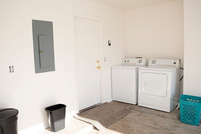 Building Photo - SINGLE FAMILY HOME.