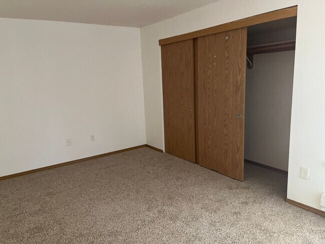Building Photo - Amazing Top Floor 1 bedroom Apartment In L...