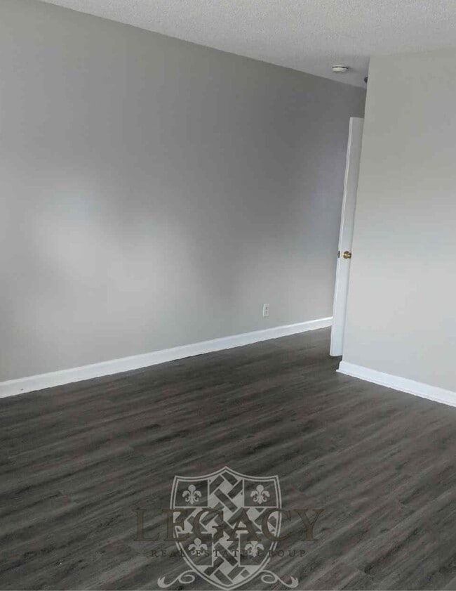 Building Photo - 736 Holder Dr