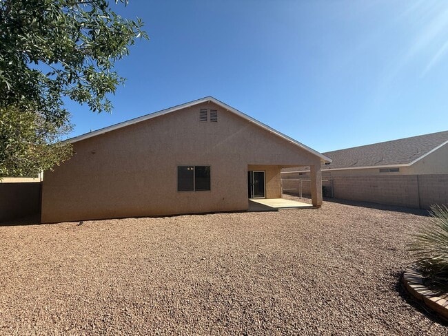 Building Photo - 3 Bedroom 2 Bathroom Home