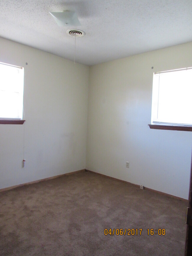 Building Photo - NO PETS NEW FLOORING AND FRESHLY PAINTED I...