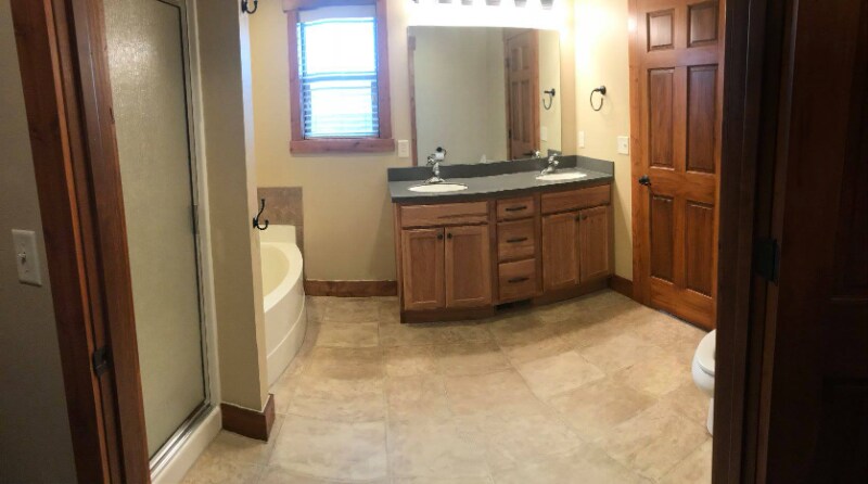 Building Photo - 2025 Lake Hills Dr