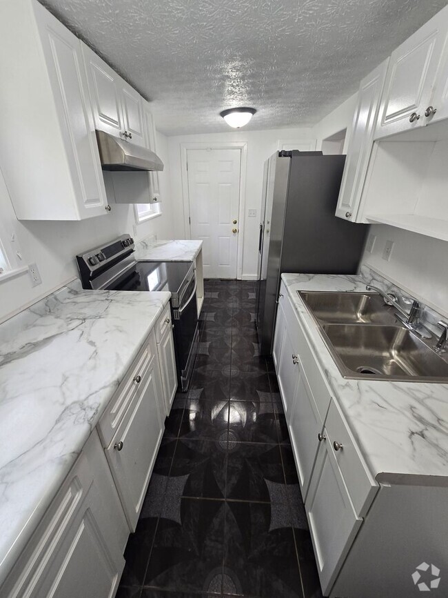 Building Photo - 2 BEDROOM SINGLE FAMILY