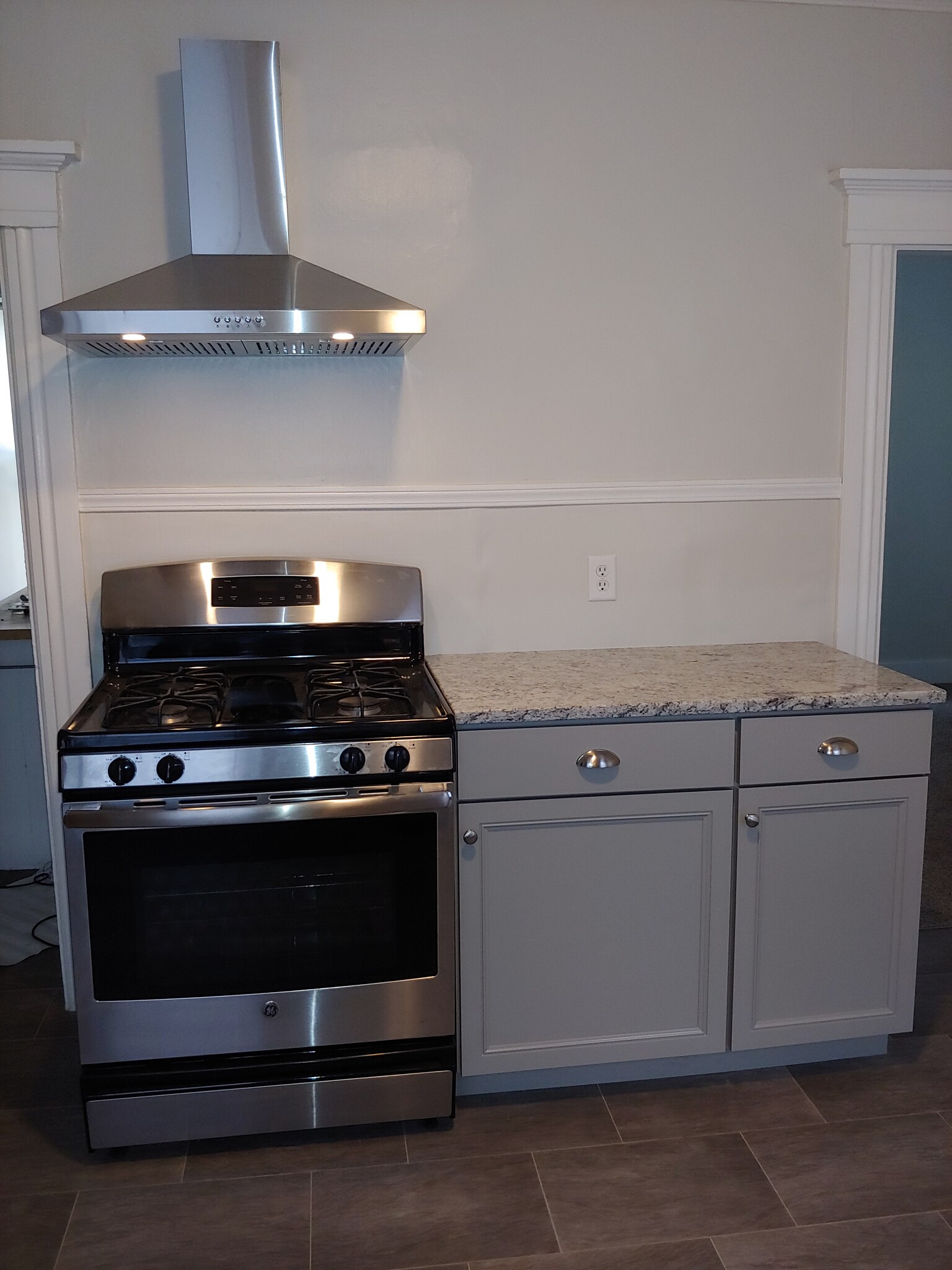 Beautiful appliance. Dallas White granite countertops - 57 Cartier St