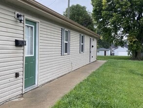 Building Photo - Duplex/ 2 -2 bedroom 1 bath with detached garage