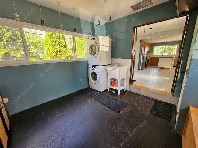 Building Photo - 408 SE Kibling St