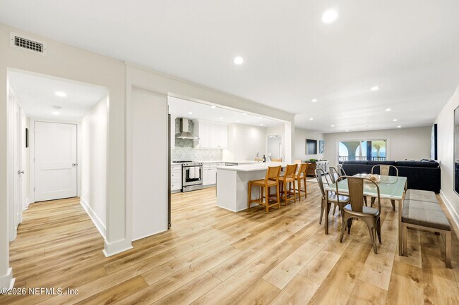 Building Photo - 10 10th St