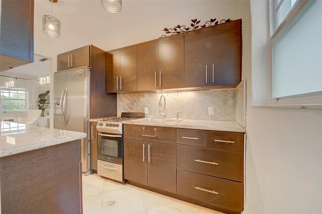 Building Photo - 2463 Pine Tree Dr