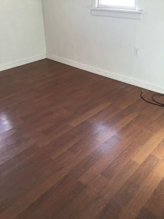 Building Photo - 3 bedroom 1 bath with large garage and shop