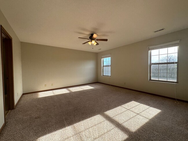 Building Photo - Summit’s Pass Beauty – Updated 3BR/2BA wit...