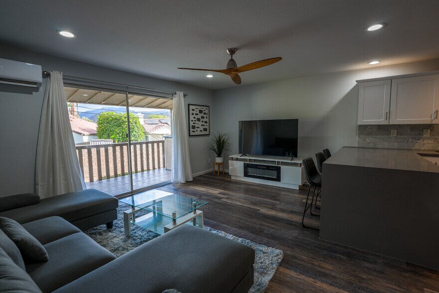 Living room - 77805 California Dr