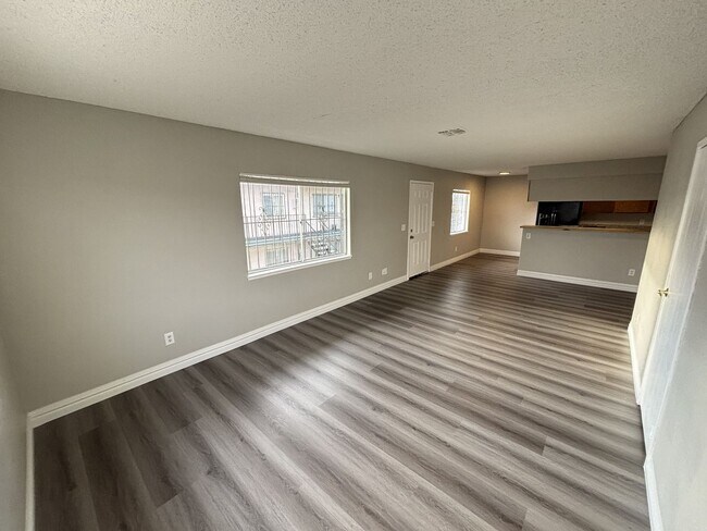 Building Photo - 3431 E Cheyenne Ave