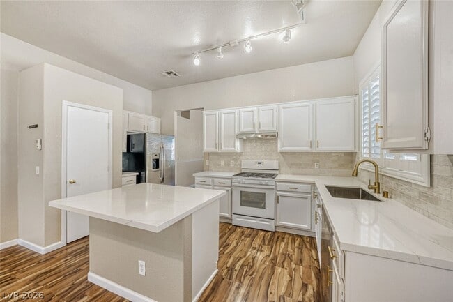 Building Photo - 5228 Boca Del Mar St