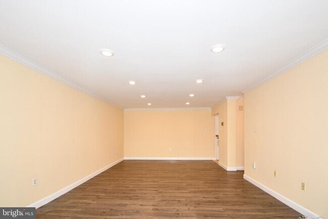 Building Photo - 10320 Westlake Dr