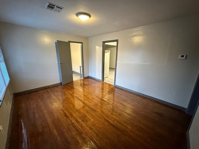 Building Photo - Move -in Special: Charming 3-Bedroom, 1-Ba...