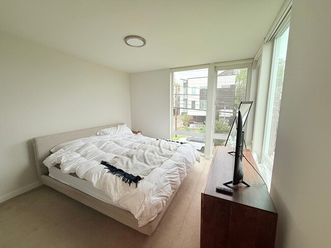 Building Photo - First Hill/Cherry Hill Townhome