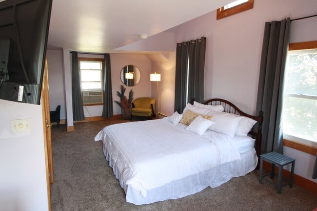 Building Photo - Furnished Two Bedroom House