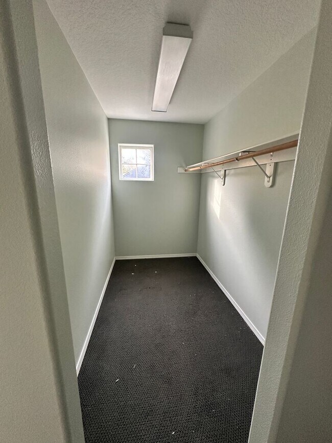 Building Photo - 2 Bed, 2 1/2 Bath townhome close to the River! Free month's rent on a 1 year lease!