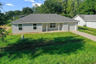 Building Photo - 2 Pine Crse Dr