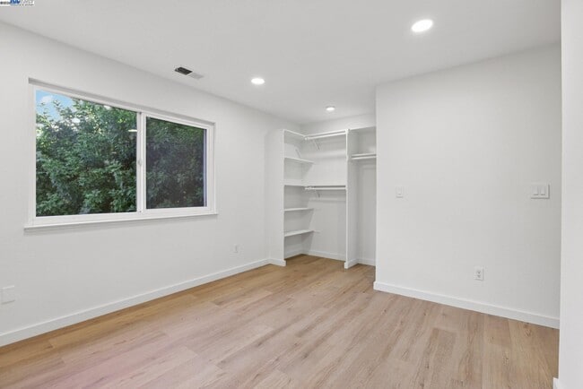 Building Photo - 2039 Alexander Ct
