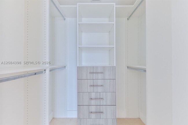 Building Photo - 1300 Brickell Bay Dr
