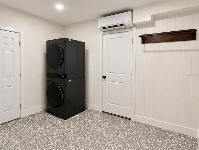Building Photo - 8 E Cypress St