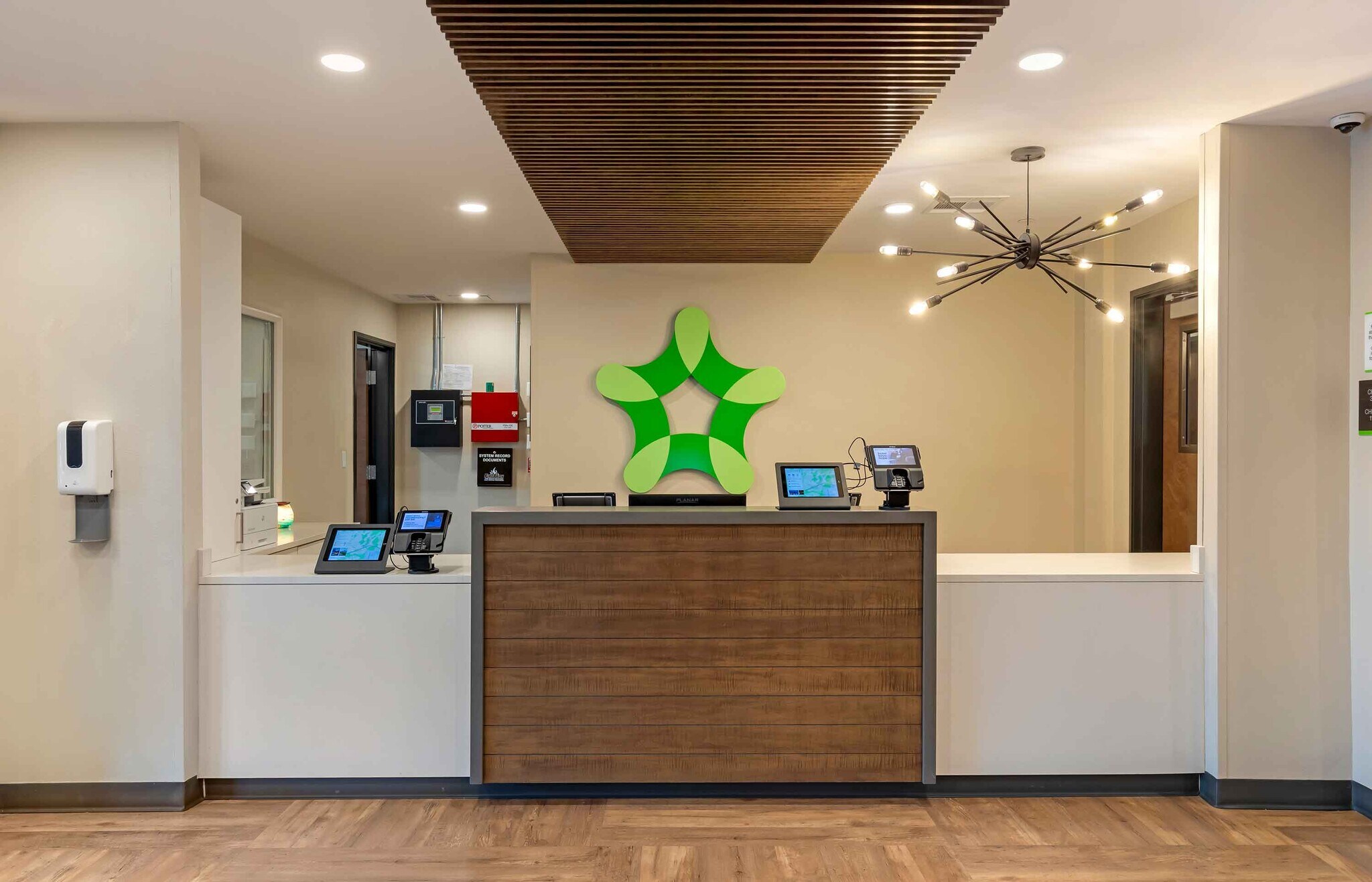 Building Photo - Furnished Studio-Phoenix - Chandler - Airport