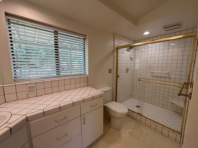 Building Photo - Lovely Manor Market Home