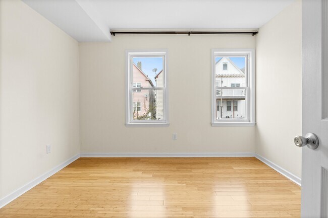 Building Photo - 37 E 35th St