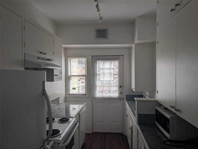 Building Photo - 815 Sul Ross St
