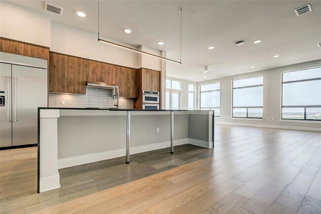 Building Photo - 510 W 20th St