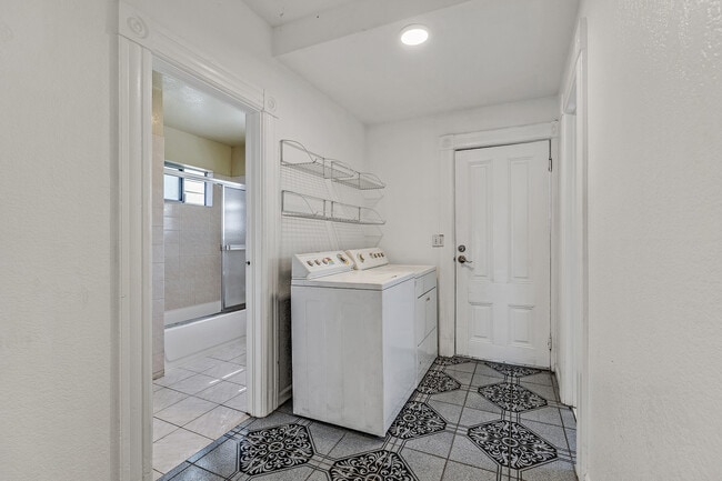 Building Photo - 320 Peralta St