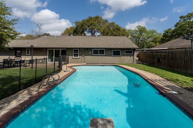 Building Photo - 9127 Highcrest Dr