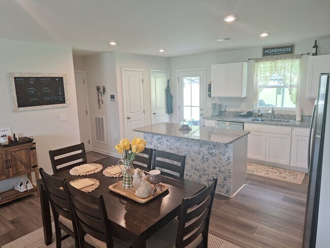 Building Photo - MOVE IN SPECIAL! Outstanding Four Bedroom ...