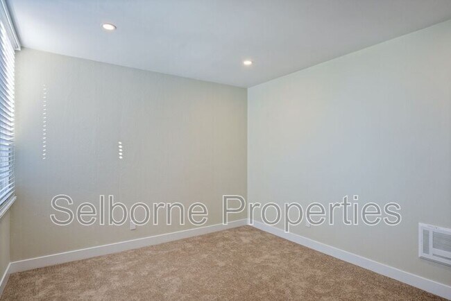 Building Photo - 601 Oakland Ave