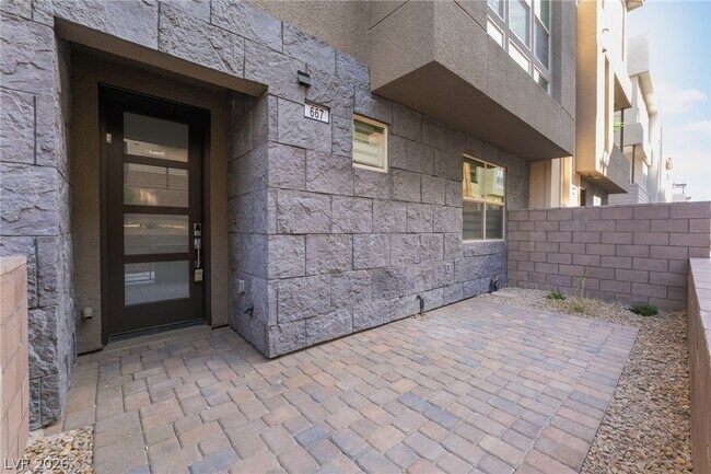 Building Photo - 667 Grey Saker St