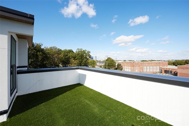 Building Photo - 1302 E 10th St