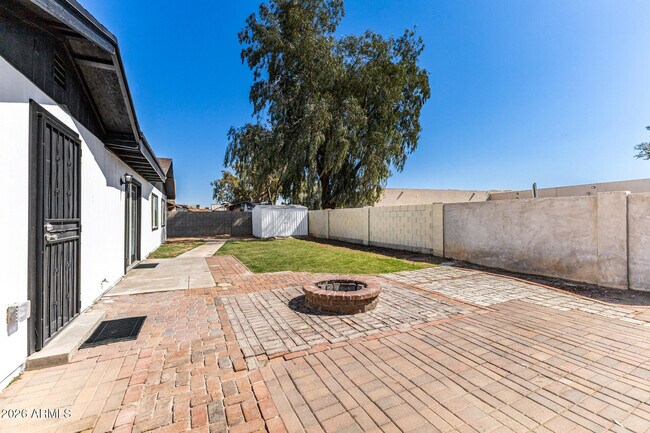 Building Photo - 7613 W Devonshire Ave