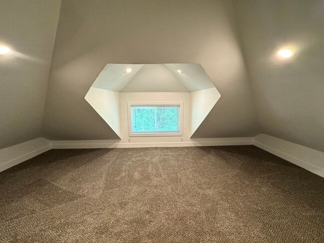 Building Photo - 5 Bedroom / 2 Bath House - Near SEMO's Cam...