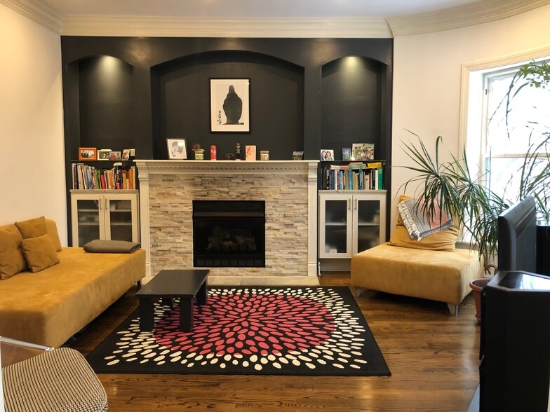 Building Photo - 4632 N Kenmore Ave