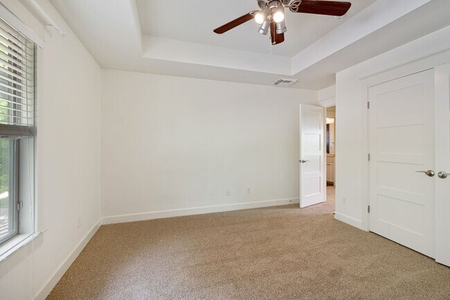 Building Photo - Beloved 3 Bedroom, 2.5 Bath Home in Brentwood