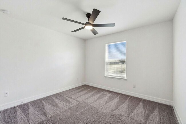 Building Photo - Amazing 5/3.5/2 House in The Reserve at Pine Tree