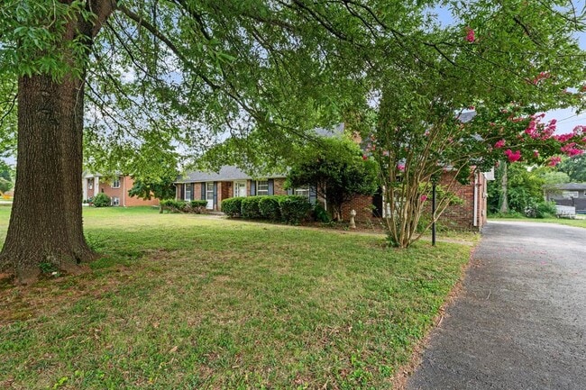 Building Photo - 725 Temple Ct