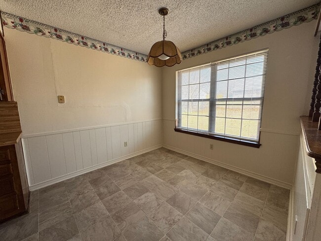 Building Photo - 207 E Hogan Dr