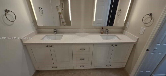 Building Photo - 509 E Sheridan St