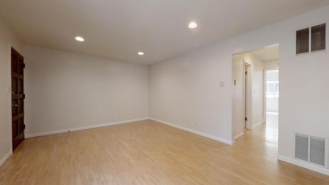 Building Photo - 503 Avenue G - C