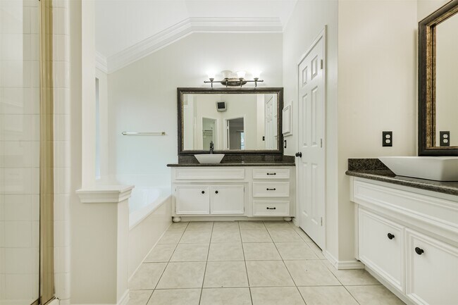 Building Photo - 7718 Trophy Pl Dr